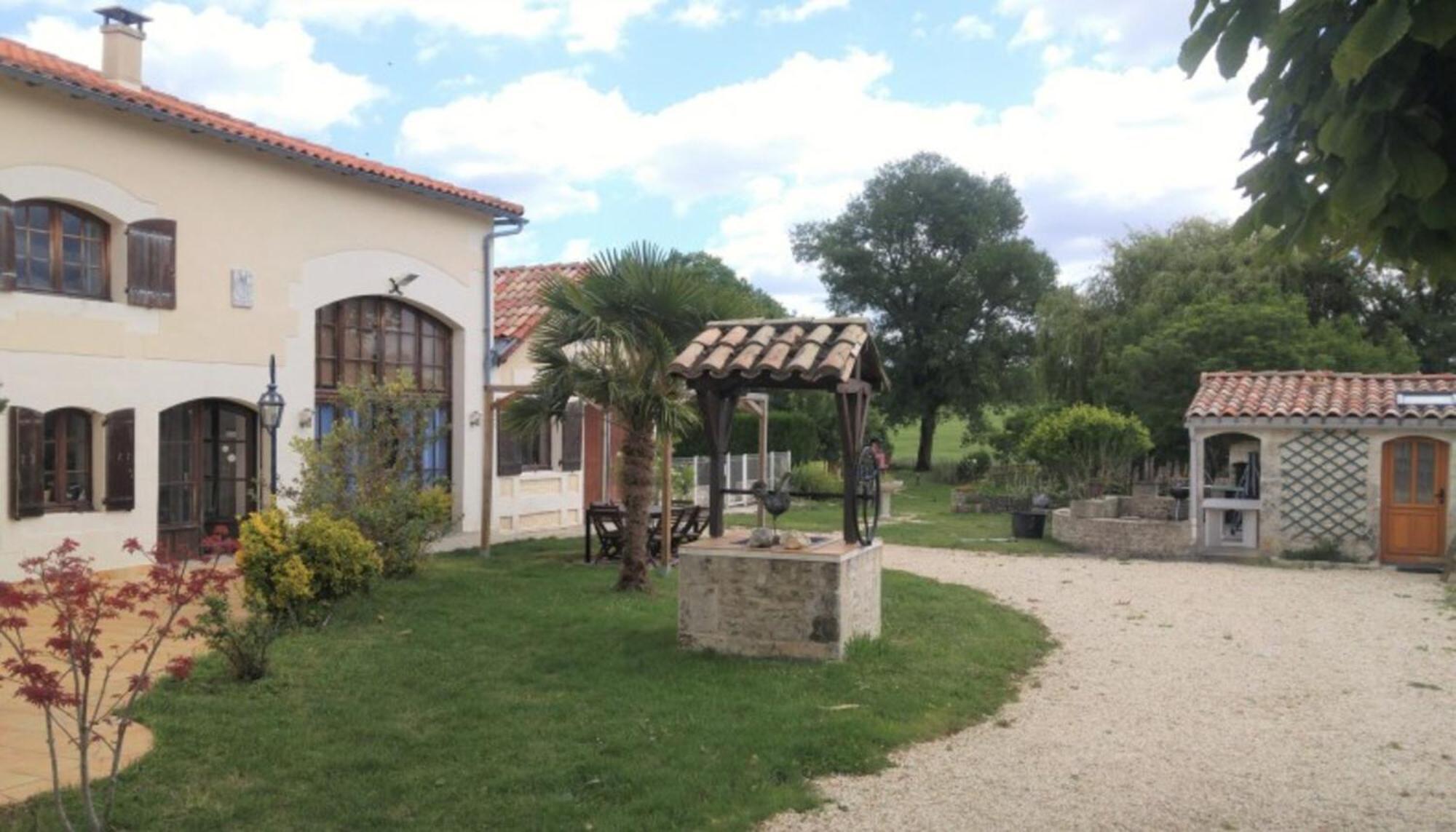 Vila Les Roses De Jonzac Mortiers Exteriér fotografie